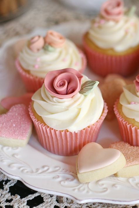 BEAUTIFUL! Vintage look rose cupcakes (with recipe and tutorial!) Vanilla Meringue Cookies, Vintage Dessert Tables, Pretty Cake Stands, Bridal Shower Cupcakes, Cupcakes Decorados, Cream Cheese Frosting Recipe, Rose Cupcakes, Beautiful Cupcakes, Wedding Dessert Table