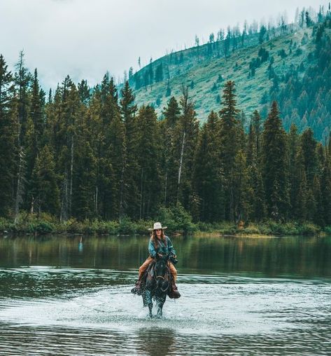 Emmie Sperandeo, Australian Ranch, Horses In Nature, Autumn Character, Wyoming Aesthetic, Wyoming Cowgirl Aesthetic, Wyoming Lifestyle, Mountain Cowgirl, Midlife Reinvention