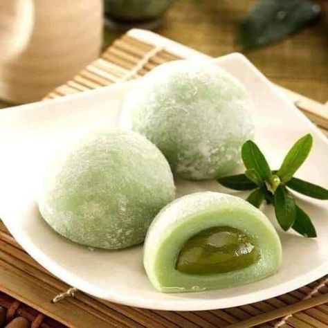 Mochi Recipe Microwave, Green Tea Mochi, Japan Dessert, Japanese Rice Cake, Matcha Mochi, Mochi Recipe, Mochi Cake, Japanese Cake, Sweet Dough