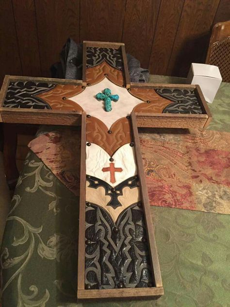 Boot top cross... can make a great memory cross by using boots that belonged to your family Cowboy Boot Crafts, Old Cowboy Boots, Western Crafts, Old Boots, Wooden Crosses, Cross Crafts, Cross Art, Crosses Decor, Wood Crosses