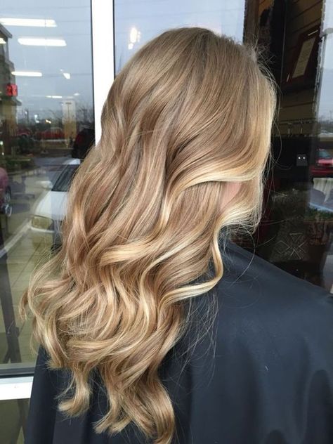 Ombré hair : 20 idées pour succomber à la tendance Wavy Blonde Hair, Balayage Blonde, Honey Blonde Hair, Blonde Hair Inspiration, Honey Hair, בר מצווה, Blonde Hair Looks, Brown Blonde Hair, Long Blonde