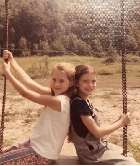 70s Couple, Childhood Aesthetic, Laura Linney, Best Friends Aesthetic, Glamour Shots, Brooke Shields, Childhood Photos, Persona 5, Childhood Friends