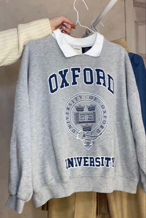 Oxford University Sweatshirt, College Merchandise Ideas, Oxford University Aesthetic Outfit, University Hoodie Outfit, College Merch Ideas, School Library Aesthetic, Harvard Outfit, Harvard Merchandise, Yale Hoodie