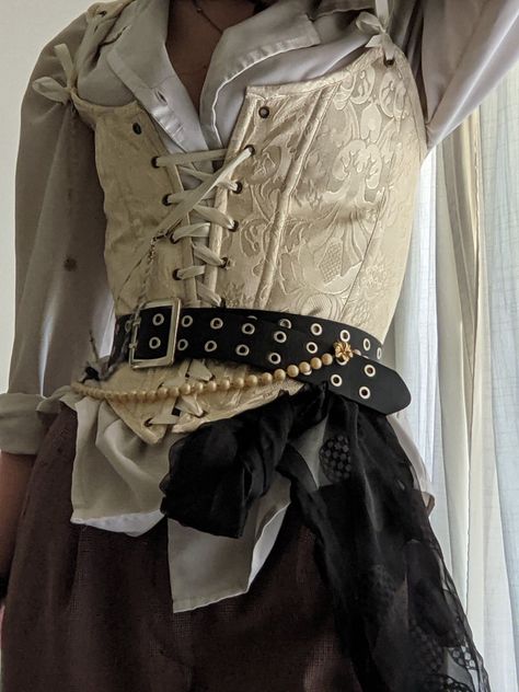 Druid Fashion, Bard Outfit, Ren Faire Outfits, Jude Duarte, Folk Of The Air, Pirate Outfit, Fair Outfits, Diy Vetement, Fantasy Clothing