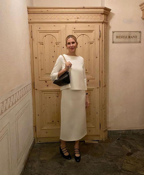 https://www.instagram.com/p/C1zIhyosQ_a/?img_index=3 Carel Paris Shoes Outfit, Carel Kina, Birkin Mom Aesthetic, Kelly Rutherford Style, Lily Van Der Woodsen, Carel Paris, Birkin Mom, Kelly Rutherford, Mom Aesthetic