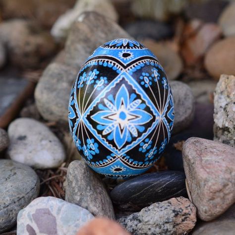 Holiday Zentangle, Pisanki Eggs, Ukranian Eggs, Eggs Painting, Chicken Craft, Pysanka Eggs, Baby First Easter, Egg Artwork, Decorating Eggs