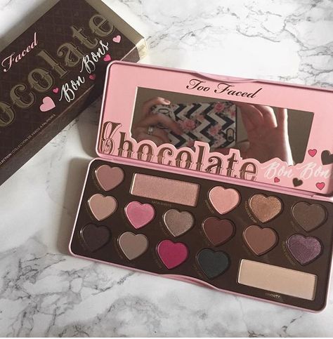 Chocolate Bar Palette Looks, Chocolate Bar Makeup, Chocolate Makeup, Maquillaje Aesthetic, Rare Aesthetic, Bar Palette, Chocolate Bar Palette, Essential Makeup Brushes, Makeup Pallets