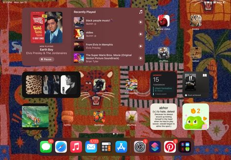 aesthetic ipad setup? probs not lol Ipad Wallpaper Setup, I Pad Backgrounds Aesthetic, Ipad Theme Ideas, Aesthetic Ipad Home Screen, Ipad Setup Aesthetic, Ipad Layout Homescreen, Ipad Set Up, Aesthetic Ipad Layout, Ipad Homescreen Wallpaper