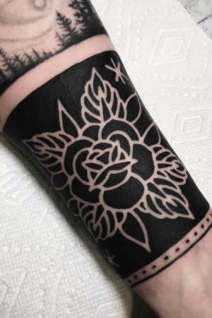 American Traditional Tattoo Black, Tattoo Black Rose, Traditional Blackwork, Black Band Tattoo, Traditional Tattoo Black And White, Tatuaje Cover Up, Traditional Black Tattoo, Tattoo Band, Tattoo Black And White