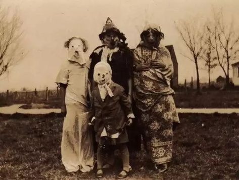 Diane Doniol-Valcroze on Twitter: "Halloween photo from the 1930s… " Friend Group Halloween, 1920s Halloween, Cirque Vintage, Old Halloween Costumes, Imprimibles Halloween, Vintage Halloween Photos, Crazy Costumes, Halloween Kunst, Dorm Wall Art