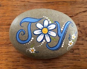 Friendship Rocks, Stone Drawing, Inspirational Rocks, Painted Pebbles, Word Joy, Stone Art Painting, Painted Rocks Kids, Painted Rocks Craft, Painted Rocks Diy