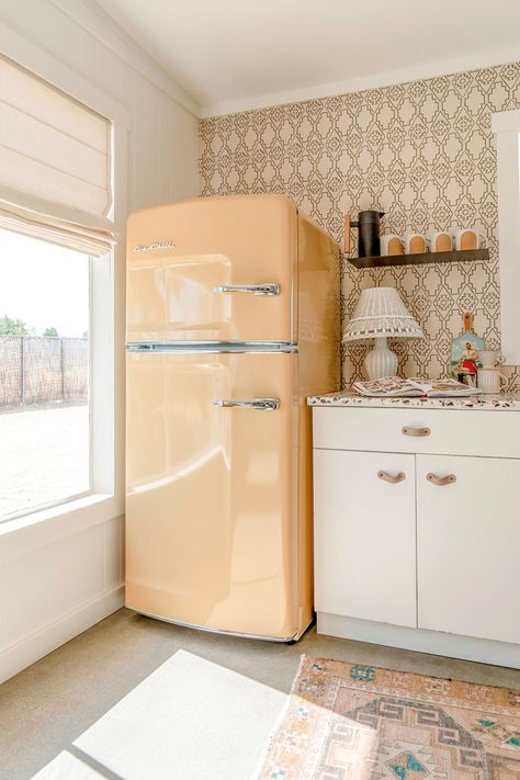 Pastel Kitchen Decor, Retro Kitchen Appliances, Refrigerator Wraps, Retro Kitchens, Retro Appliances, Pastel Kitchen, Retro Fridge, Countertop Colours, Vintage Appliances