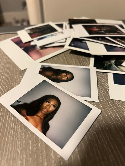 #polaroid #blackgirl #selfietime Polaroid Pictures Black Women, Polaroid Pictures Aesthetic, Polaroid Photoshoot, Polaroid Pics, Polaroid Diy, Elegant Black Women, Polaroid Aesthetic, Brown Skin Girl, Sweet 17