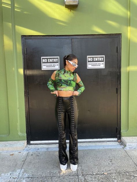 Fied Concert Outfit, Kid Cudi Concert Outfit, Green Outfit Concert, Black And Green Outfit Aesthetic, Reggaeton Concert Outfit Women, Ferxxo Outfits Mujer, Ferxxocalipsis Outfit, Ferxxo Concert Outfits, Green Day Concert Outfit