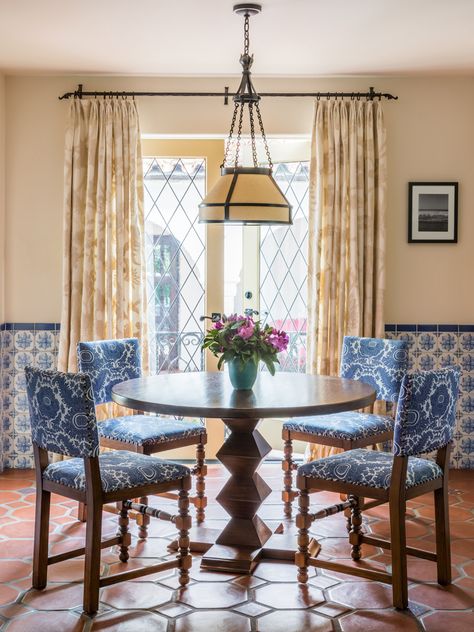 Spanish Colonial Dining Room, Spanish Colonial Kitchen, Spanish Dining Room, Spanish Colonial Decor, Havenly Dining Room, Commune Design, Colonial Home Decor, Spanish Colonial Homes, Dallas House