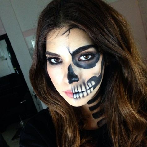 Easy Skeleton Makeup Tutorial, Skeleton Makeup Diy, Half Skeleton Face, Halloween Face Paint Scary, Pretty Skeleton Makeup, Half Skeleton Makeup, Easy Skeleton Makeup, Skeleton Face Makeup, Skeleton Makeup Tutorial