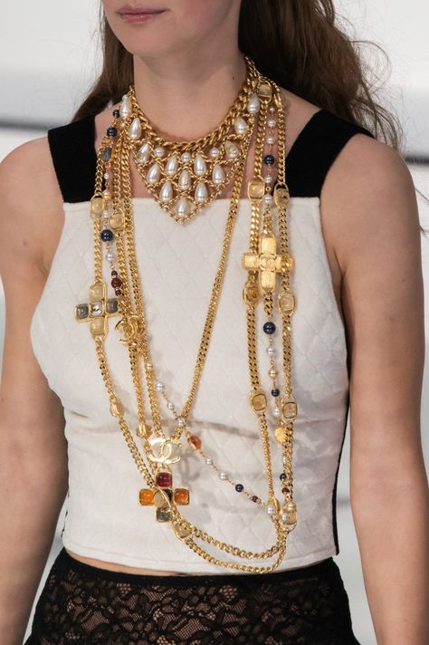 Chanel 2020, Runway Jewelry, Mode Chanel, Chanel Style, Dainty Diamond Necklace, Chanel Necklace, Big Jewelry, Best Jewelry, 2020 Fashion