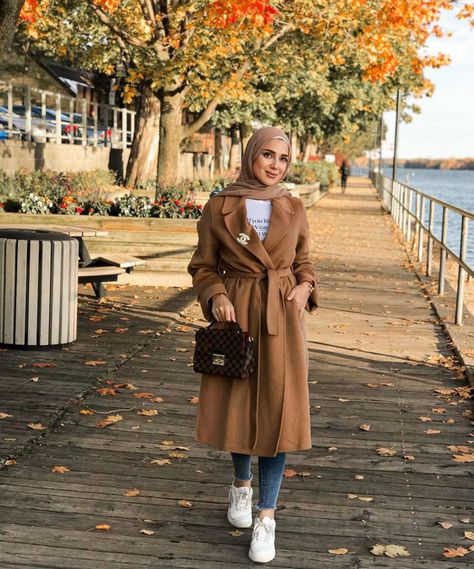 Long Coat For Girls, Classy Winter Coat, Outfit Ideas Hijab, Concert Outfit Winter, Winter Wedding Outfits, Winter Coat Outfits, Outfits Hijab, Hijabi Fashion Casual, Winter Fashion Outfits Casual