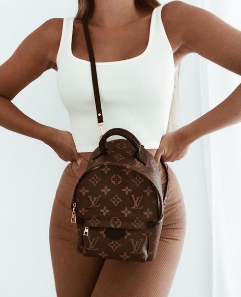 Mochila Louis Vuitton, Vuitton Outfit, Louise Vuitton, Lv Backpack, Sac Louis Vuitton, Backpack Outfit, Louis Vuitton Backpack, Luxury Purses, Trending Handbag