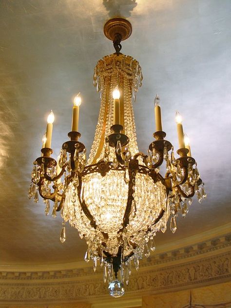 dramatic yet not too huge Lustre Vintage, Style Salon, French Chandelier, Ivy House, Dream Furniture, Crystal Chandeliers, Antique Chandelier, Beautiful Chandelier, Luminaire Design