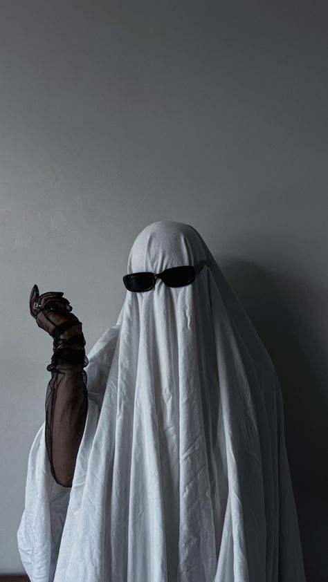 Grey wall as a background, a ghost wearing black shades and a glove Ghost Lady Costume, Women’s Ghost Costume Ideas, Ghost Costumes Women, Ghost Tour Outfit, Diy Ghost Costume For Women, Ghost Costume Aesthetic, Ghost Costume Ideas, Glam Halloween Costume, Halloween Costumes Women Aesthetic