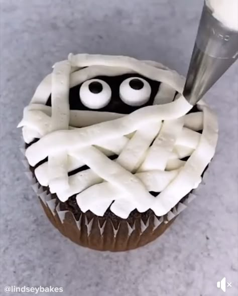 Spooky Cupcakes, Drink Video, Halloween Eats, Monster Cakes, Halloween Cupcakes Decoration, Cupcakes Halloween, Monster Treats, Homemade Chinese Food, Halloween Fest