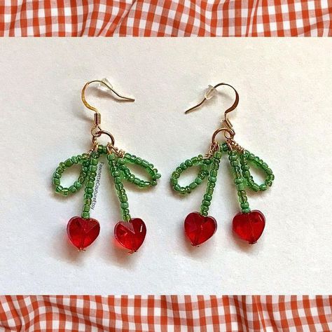 Diy Earrings Seed Beads, Cherry Jewelry Diy, Cherry Bead Earrings, Diy Cherry Earrings, Beaded Bow Earrings, Bow Earrings Diy, Diy Dangle Earrings, Seed Beads Earrings, Anting Manik