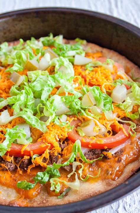 Vegan Cheeseburger Pizza (gluten free) - This kid-friendly pizza has all the flavors of a vegan cheeseburger in pizza form. It's an easy and healthy recipe! #veganpizza #cheeseburgerpizza Cheeseless Pizza, Vegan Cheeseburger, Pizza Gluten Free, Cheeseburger Pizza, Vegan Crumble, Vegan Black Bean Burger, Greek Pizza, Lentil Burgers, Vegan Cheddar