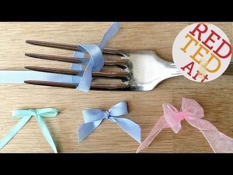 Learn how to make a Bow with a Fork with this easy method. Mini bows made from ribbons are perfect for scrapbooking, cards or sewing! Make Ribbon Bow, Fork Bow, Bow Tie Tutorial, Baby Headband Tutorial, Make A Bow Tie, Bow Making Tutorials, Easy Bow, Bow Diy, How To Tie Ribbon