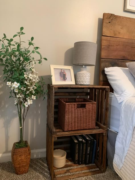 Diy Side Table Bedroom, Diy Bed Side Table, Crate Bedside Table, Wooden Crates Nightstand, Small Bedroom Storage Ideas, Crate Side Table, Bedroom Storage Ideas, Crate Decor, Crate End Tables