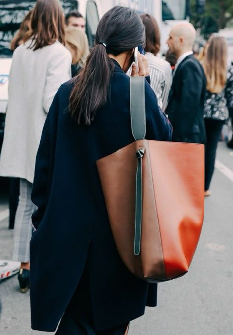 HER NEW TRIBE: Photo Mode Editorials, Walking Down The Street, Oversized Bag, Moda Chic, Lv Bags, Looks Street Style, Street Look, Celine Bag, Big Bags