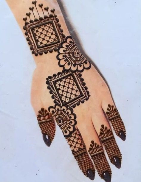 Simple Mehandi Design For Kids Full Hand, Mehindhi Design Simple Modern, Mahndi Pic Simple, Mehendi Designs For Beginners, Back Hand Mehndi Designs Simple, Tattoo Design Mehndi, Mehndi Clothes, Bridal Henna Design, Mehandi Design For Hand