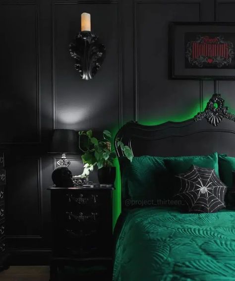 Green Gothic Bedroom, Aesthetic Dark Room, Dark Academia Bedroom Aesthetic, Academia Bedroom Aesthetic, Bedroom Dark Academia, Bedroom Goth, Goth Bedroom Aesthetic, Academia Room Decor, Slytherin Room