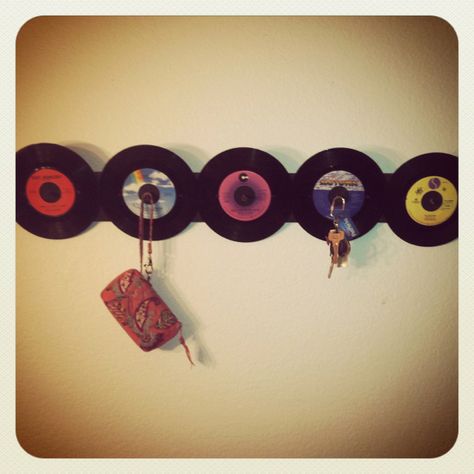 45 record coat rack I made! #cheap #easy #45s #retro #records Vinyl Records Crafts, Musician Decor, Records Crafts, Vinyl Records Diy, Records Diy, Record Wall Decor, Vinyl Record Art Ideas, Record Ideas, Vinyl Record Crafts