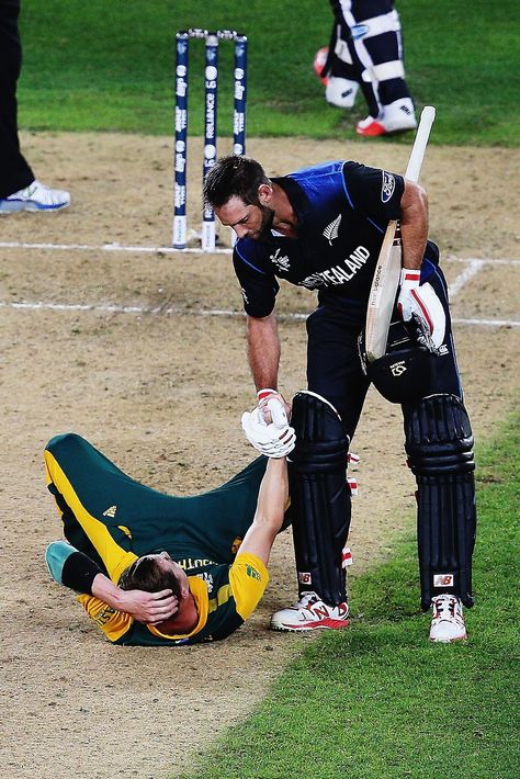 Another great Cricket moment! Should be more of these. Grant Elliott helps Dale Steyn up after a highly emotional finish, New Zealand v South Africa, World Cup 2015, 1st Semi-Final, Auckland, March 24, 2015 World Cup Semi Final, World Cricket, Cricket Videos, Ab De Villiers, Cricket Wallpapers, Icc Cricket, Tuk Tuk, Cricket Sport, World Cup Final