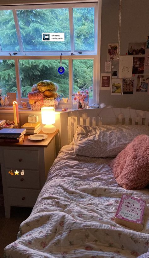 Aesthetic Bedroom Small Room, Room With Twin Bed Ideas, Dreamy Room Cozy Bedroom Romantic, Cute Small Rooms, Bed Next To Window, Easy Room Ideas, Room Ideas Coquette, Throw Pillows Aesthetic, 10x10 Bedroom Layout