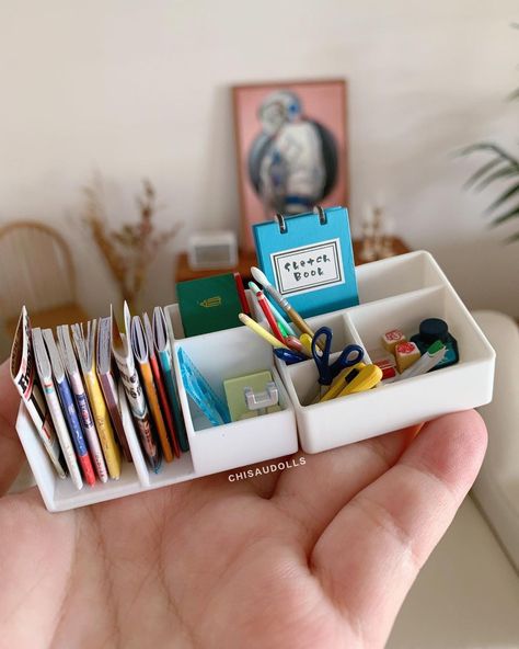 Miniature Crafts Tiny Things, Miniature Stationary, Doll House Miniature, How To Make Mini Stuff, Mini Crafts Diy, Tiny Crafts, Mini Crafts, Tiny Stuff, New Desk