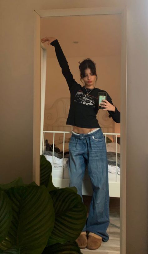 Danielle Haim, How To Have Style, Estilo Indie, Downtown Outfits, Relax And Unwind, Autumn Fits, Aesthetic Fits, Bootcut Jean, Autumn Outfits