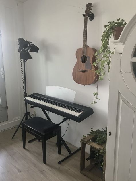 Keyboard Room Decor, Keyboard Piano In Bedroom, Cheetah Girls Aesthetic, Music Room Design, Music Bedroom, Music Corner, Music Room Decor, Deco Studio, Piano Room