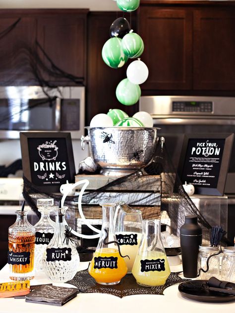 Halloween Drink Station, Halloween Bridal Showers, Witches Halloween Party, Halloween Gender Reveal, Hocus Pocus Party, Halloween Drink, Halloween Baby Shower Theme, Witch Party, Party Hostess