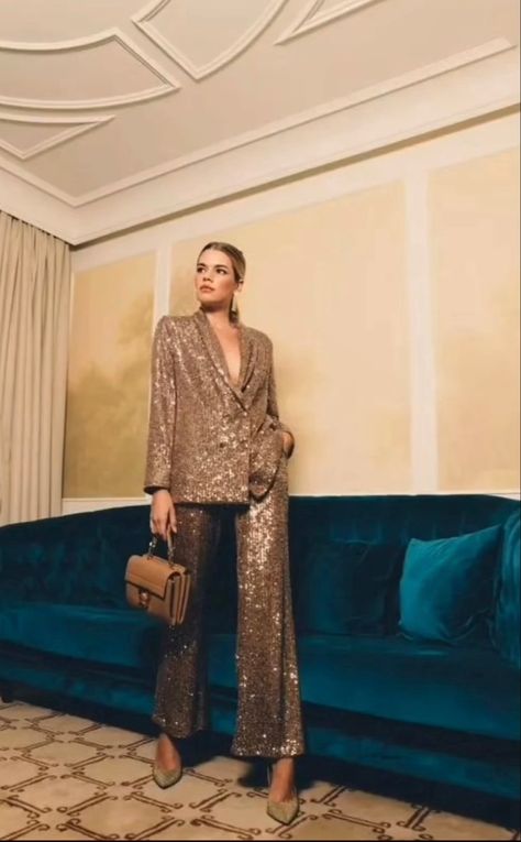 Shimmer Outfit Ideas, Sequin Gown Styles, Jumpsuit Glamour, Outfit Gala, Dinner Gowns, Holiday Party Fashion, Women Suits, Gown Styles, Luxury Office