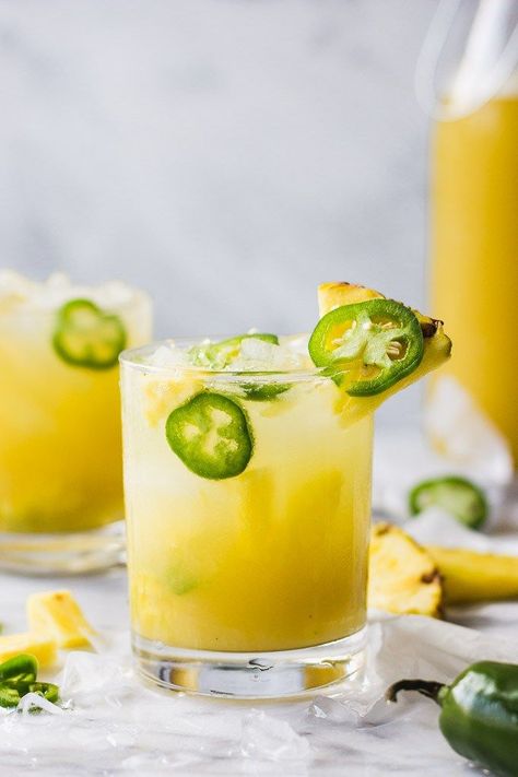 Pineapple Jalapeño Smash Sweet And Spicy Cocktail, Inspirational Kitchens, Summer Drink Recipe, Pineapple Drink, Pineapple Vodka, Raspberry Mojito, Spicy Drinks, Easy Summer Cocktails, Cocktail Summer