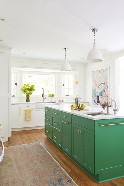 Green Kitchen Island, Eco Kitchen, Green Kitchen Cabinets, Eco Friendly Kitchen, Green Cabinets, Kitchen Cabinet Colors, Kitchen Trends, Old Kitchen, Kitchen Paint