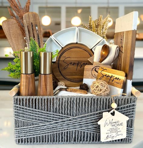 "Give them the ultimate gift they want for their new home! Large \"Welcome Home\" basket includes: 🏠 Stunning 14\" circular serving tray with juice catcher, 4 white ceramic ramekins, includes magnetic swivel that opens up to house 4 cheese knives. Tray & knives are custom engraved. Ships in box to keep all the pieces together.  🏠 15\" x 7\" marble & acacia rectangular serving board 🏠 4\" square marble & acacia coasters (set of 2) 🏠 Custom laser engraved name, monogram, or quote 🏠 Brass & Ac Tricky Tray Baskets, Closing Gift Basket, Welcome Home Basket, Kitchen Gift Baskets, Luxury Gift Basket, Auction Basket, Homemade Gift Baskets, Housewarming Gift Baskets, Realtor Closing Gifts