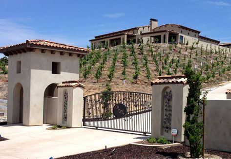 House Backyard Ideas, Subdivision Entrance, Entrance Gates Driveway, Mexican Style Homes, Ranch Gates, Estate Gates, Gate Way, Driveway Entrance, Farm Gate