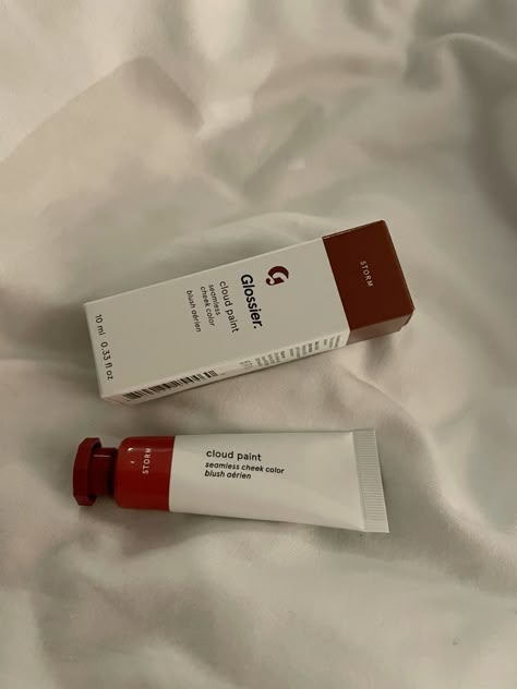 Glossier cloud paint blush Glossier Blush Storm, Glossier Liquid Blush, Glossier Cloud Paint Storm, Cloud Paint Glossier, Glossier Blush, Minimalistic Makeup, Grace Core, Go To Makeup, Glossier Cloud Paint