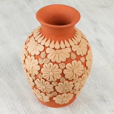 Mexican Vases Pottery, Clay Art On Pot, Vase Clay Design, Mexican Barro Decor, Lipon Work, Mexican Vases, Wallputty Crafts, Oaxacan Pottery, Mexican Pottery Decor