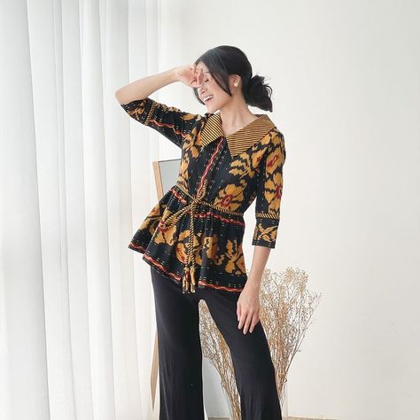 Batik Fashion Modern Atasan, Mode Batik, Model Batik, Batik Top, Batik Blouse, Batik Fashion, Blazer Women, Womens Blouses, Blouse Models