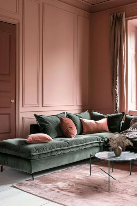 Living Room Inspiration Dark, Pink And Green Living Room, Traditional Home Decor Ideas, Sala Vintage, Dark Green Living Room, Green Sofa Living, Green Living Room Ideas, Green Sofa Living Room, Green Living Room Decor