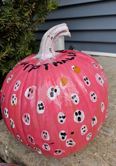 Mini ghosts painted pumpkin Miniature Pumpkin Painting Ideas, Paint Mini Pumpkins, Pink Ghost Painted Pumpkin, Painted Mini Pumpkins, Mini White Pumpkins Painted, Painted Pumpkin, Pumpkin Painting, Painted Pumpkins, Ghost